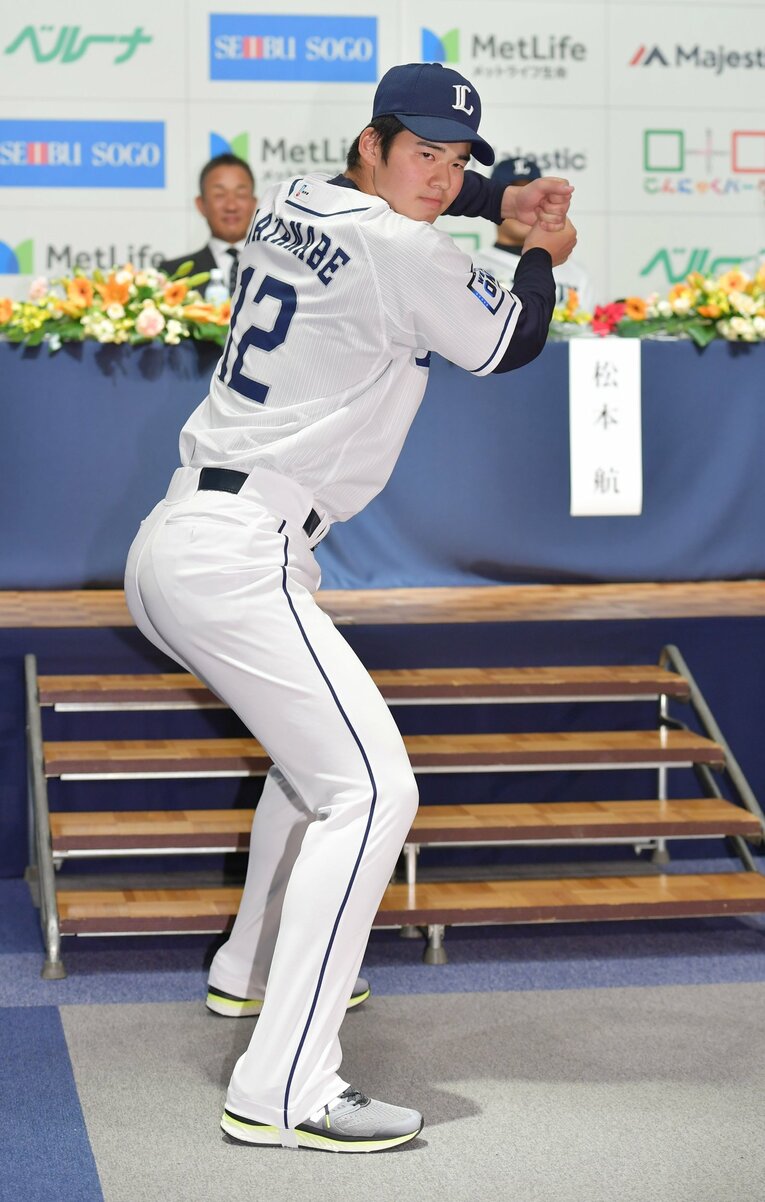 入団発表会見で特技の「大谷翔平のモノマネ」を披露する渡邉勇太朗（2018年）©️Sankei Shimbun