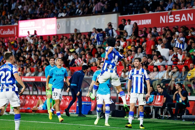 久保建英、ソシエダ同僚に「次は頼むよ」とウインク… カメラマンが収めた“1ゴール1アシスト＋余裕・信頼度アップの決定的瞬間”(32)