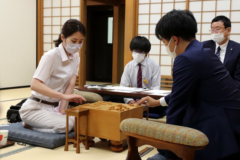 里見女流五冠と徳田四段の第1局　©日本将棋連盟