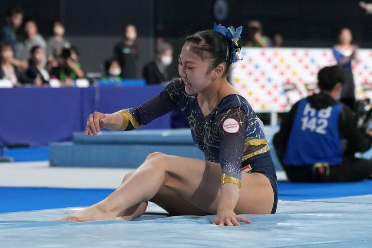 着地に失敗し、倒れ込む山口幸空。左膝前十字靭帯損傷の怪我を負った　©Getty Images