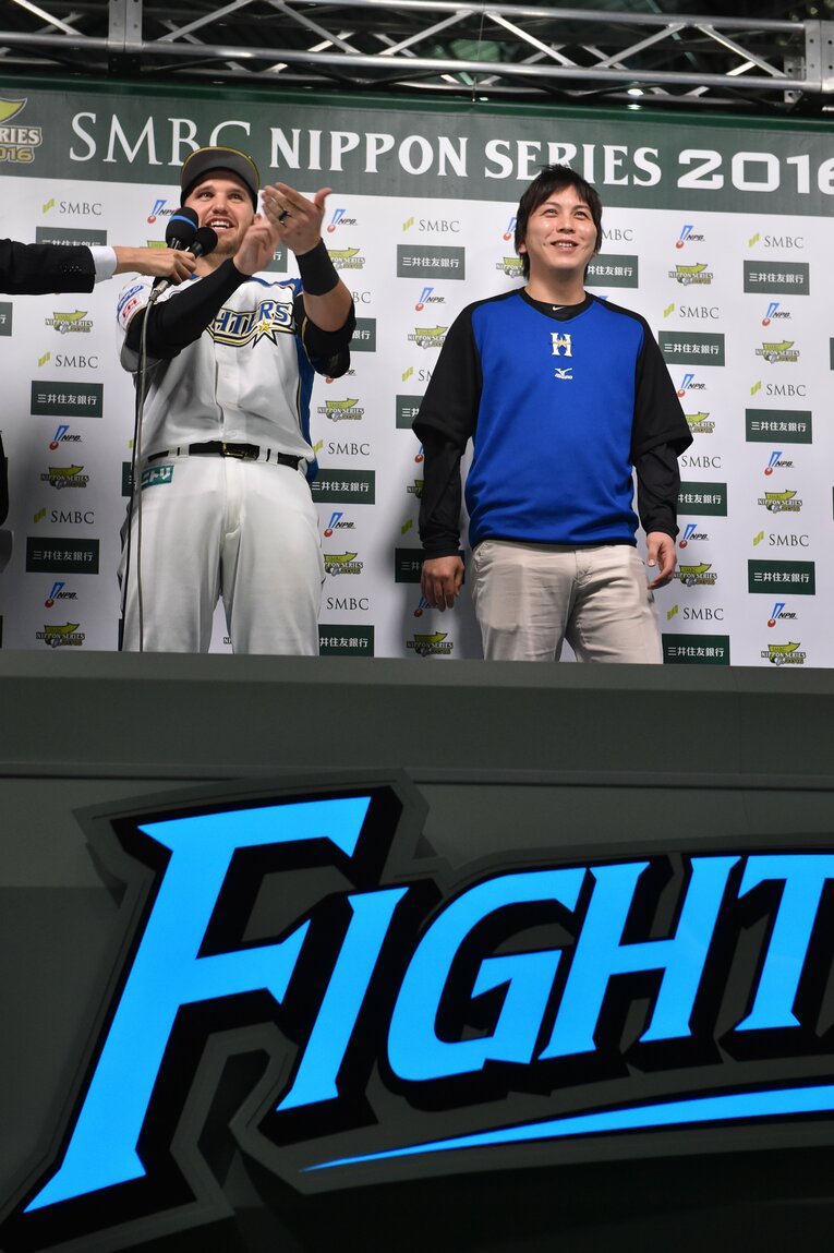 レアード、水原一平通訳（2016年10年ぶりの日本一）　©︎Hideki Sugiyama