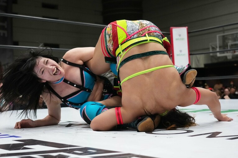 月山和香を丸め込むさくらあや　©Essei Hara