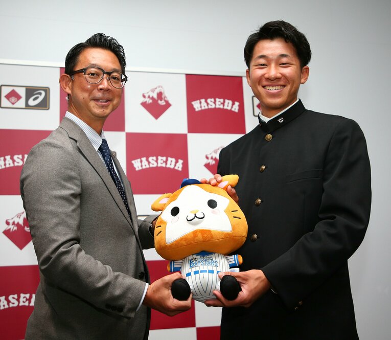 昨年11月、ドラフト2位の徳山壮磨のもとへあいさつに訪れた八馬氏（左）　©JIJI PRESS