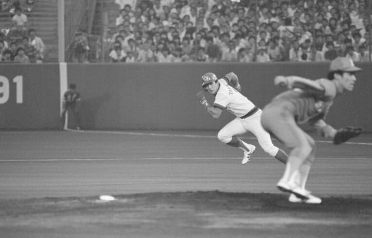 作家・村上龍も夢中になった高橋慶彦の盗塁シーン。1983年のオールスターで　©JIJI PRESS