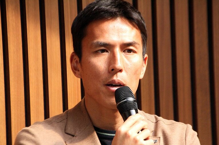 大阪・関西万博ドイツパビリオンで取材に応じた長谷部誠。コーチとしても当地で戦い続けるからこその「リアルな言葉」とは ／ photograph by NumberWeb