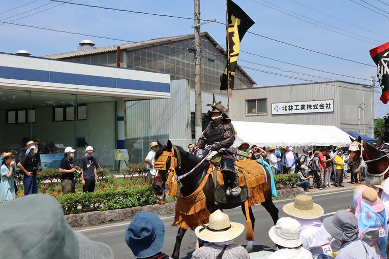 キャノンストームと共に甲冑行列に参加した佐藤弘典さん