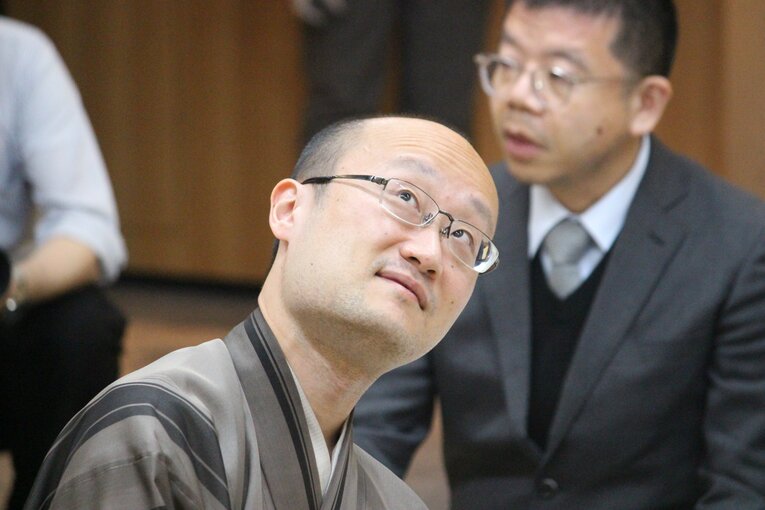 虚空を見つめる渡辺明九段　©Number Web
