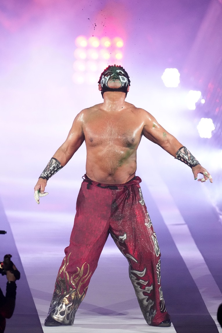 花道で最後の赤い毒霧を噴射するムタ