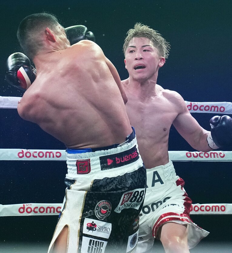 上体を反らしてパンチの勢いを殺すタパレス　©Naoki Fukuda