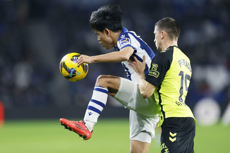 「クボは守備が力強くなったが、まだダメだ」中2日フル出場MVP久保建英へ辛口の愛…“ソシエダ会員歴44年”ホテルマンと「試合後つった足」(7)