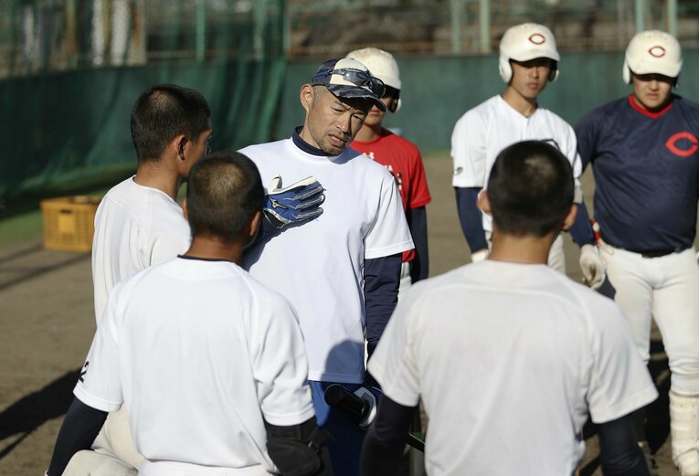 2020年に智弁和歌山に指導に訪れたイチロー氏　©JIJI PRESS