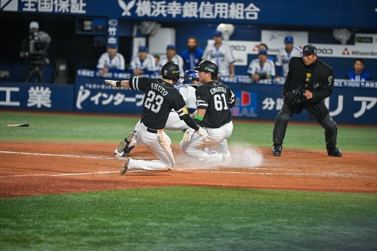 日本シリーズ第1戦、前走の川村友斗に追いつきそうな勢いの周東佑京（3枚目／全5枚）　©︎Nanae Suzuki