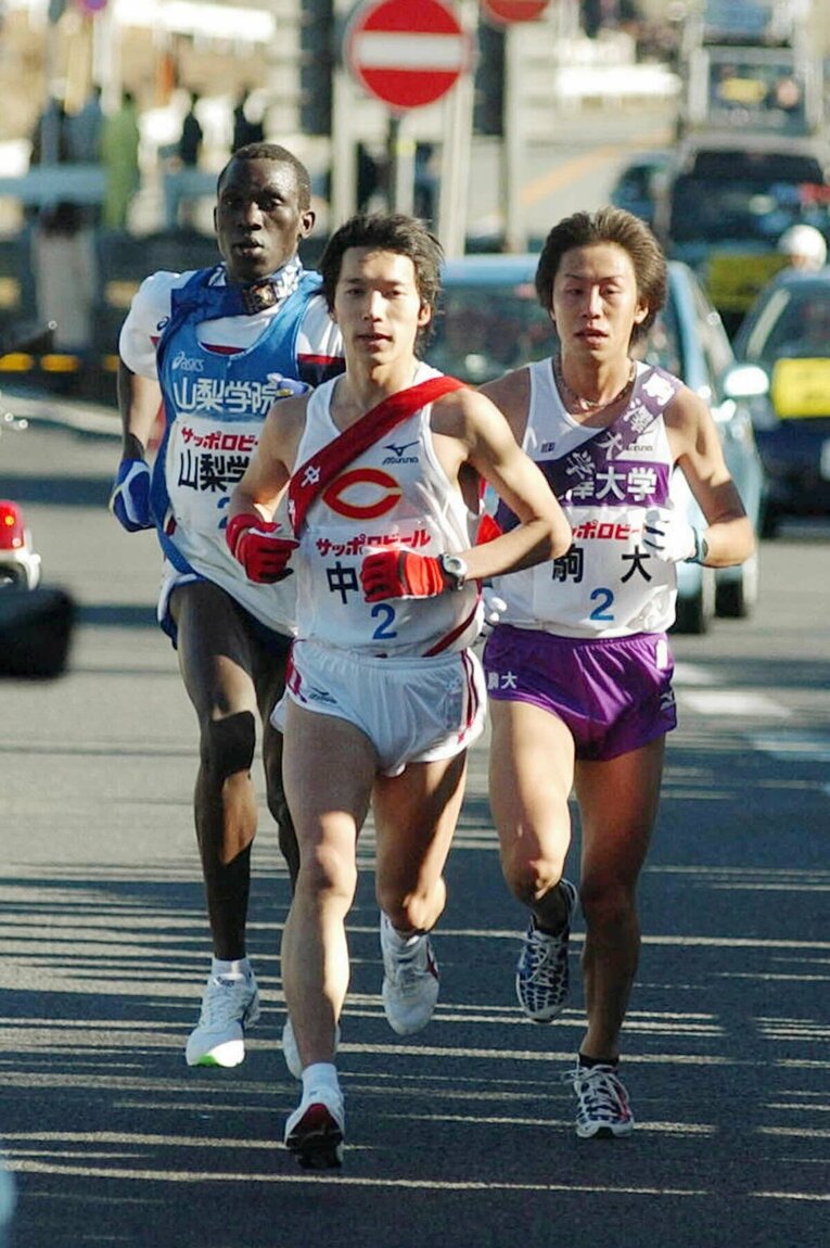 山梨学院大時代はモカンバ（左）らの留学生とチームメイトでもあった。先頭は中央大の藤原正和現監督　©JIJI PRESS