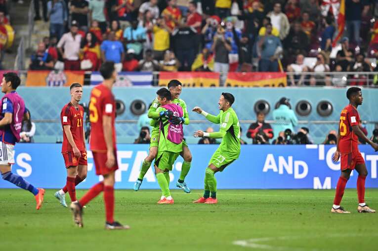 スペイン戦後、フィールドプレーヤーの歓喜の輪ともう1つ、GK3人だけの歓喜の輪もできあがっていた　©Takuya Kaneko／JMPA