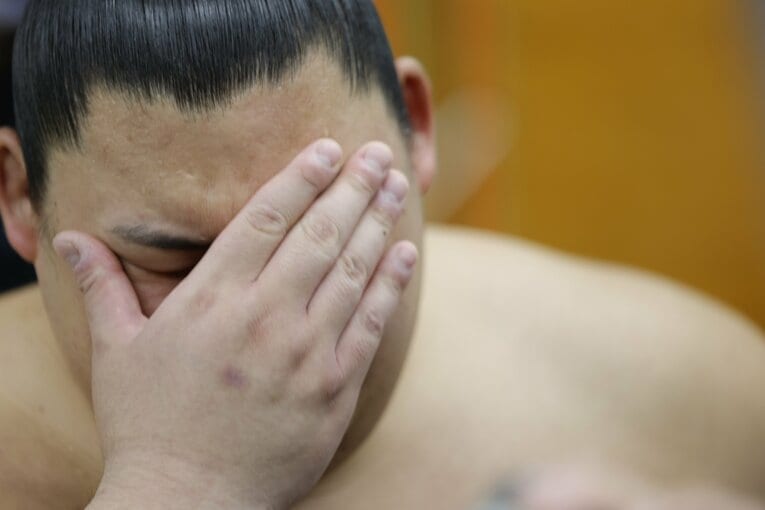 13連勝で優勝と横綱昇進を決め、支度部屋で報道陣の取材に応じる　©Kiichi Matsumoto/JMPA