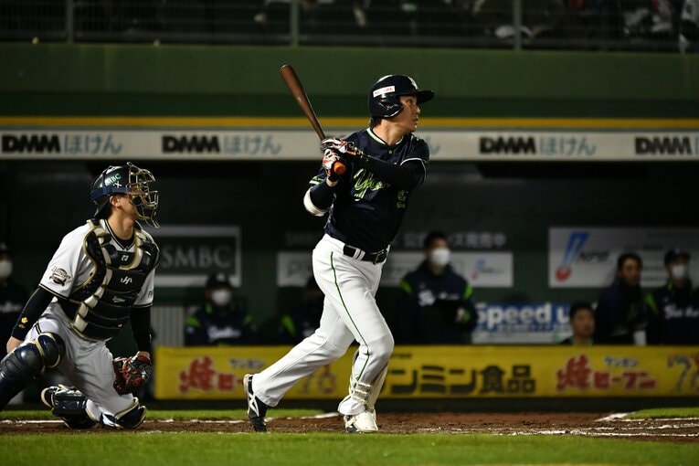 日本シリーズ第6戦でも延長12回2死二塁の場面で、代打で登場した川端がレフト前ヒットを放ち、試合を決めた　©Hideki Sugiyama