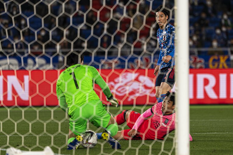 江坂のシュートをキム・スンギュが止める©JMPA