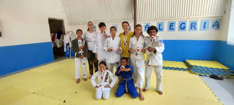 施設内の道場で、市内の柔道大会に出場して獲得したメダルを手に