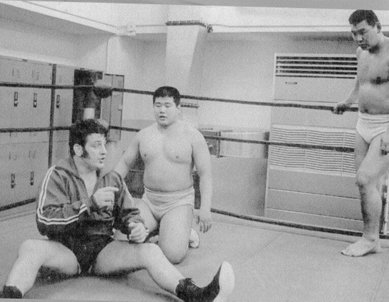 井上さんと往年の名レスラー、ビル・ロビンソン／本人提供