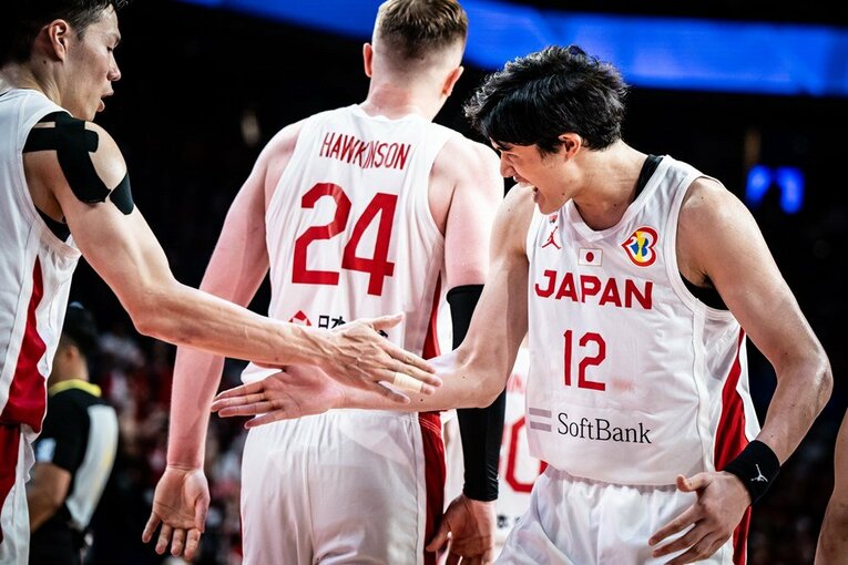 タッチする渡邊雄太と馬場雄大　©FIBA