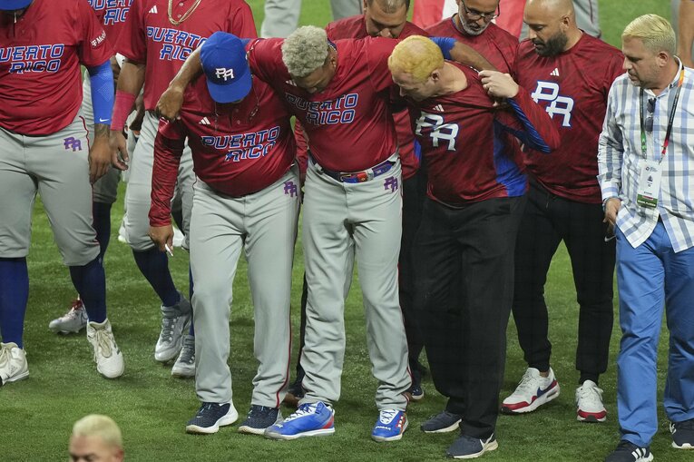 担ぎ込まれるディアス　©Getty Images