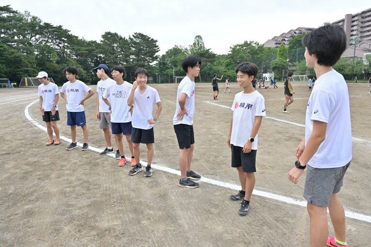 トレーニングに励む現在の桐朋中高陸上部のメンバーたち　©Hideki Sugiyama