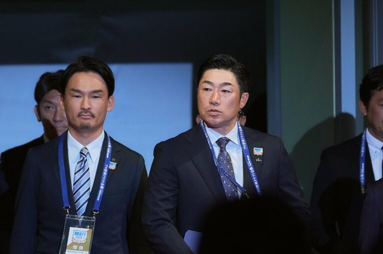 巨人の強行指名で湧いたドラフト会議だったが、「100点」と語るDeNA編成部長・長谷川氏（左）が明かした指名の狙いとは？ ／ photograph by Yuki Suenaga