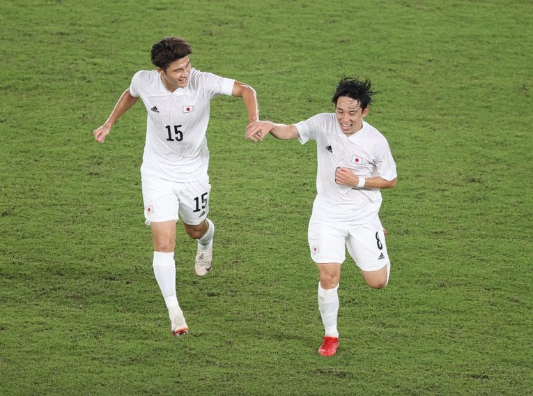 3点目を決めた三好（右）と喜び合う橋岡©JIJI PRESS