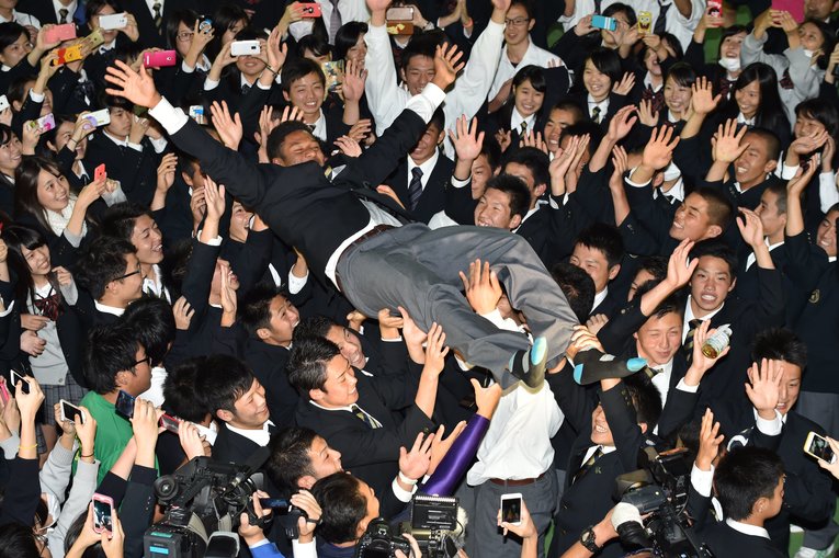 ドラフト1位指名で胴上げされるオコエ©Hideki Sugiyama