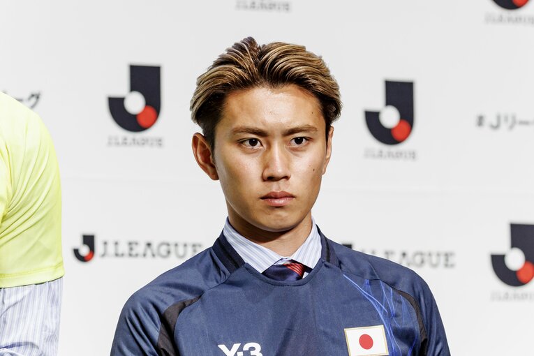 FC東京・荒木遼太郎。記者会見の後、囲み取材に記者30名ほどが集中した　©Kiichi Matsumoto