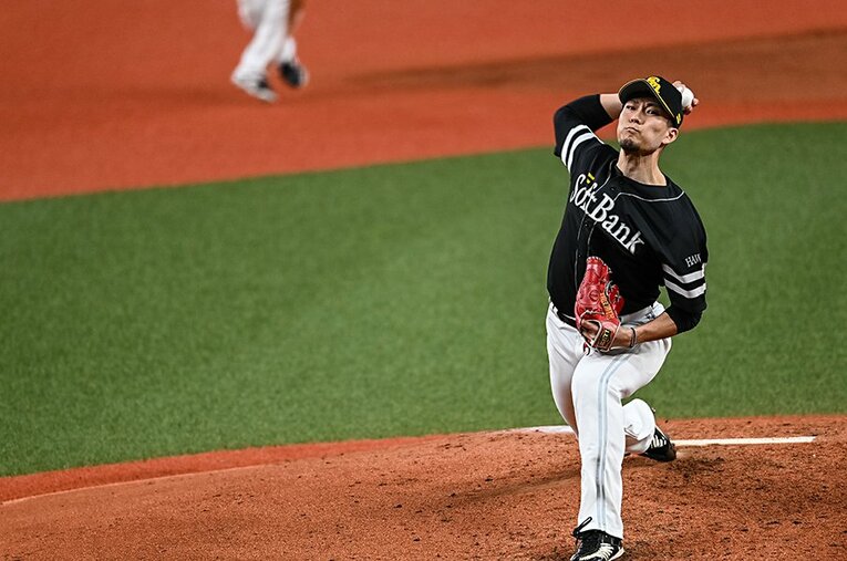 初戦に先発して7回無失点に抑えた千賀。シリーズ全体に影響を及ぼす見事な投球だった ／ photograph by Nanae Suzuki