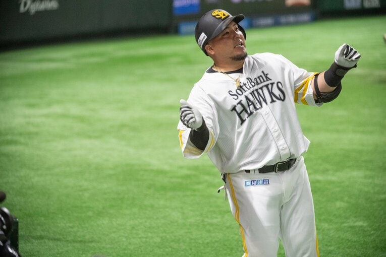 ソフトバンク・山川穂高「確信歩きからのどすこいポーズまで」連続写真（8枚目／10枚中）©︎Nanae Suzuki