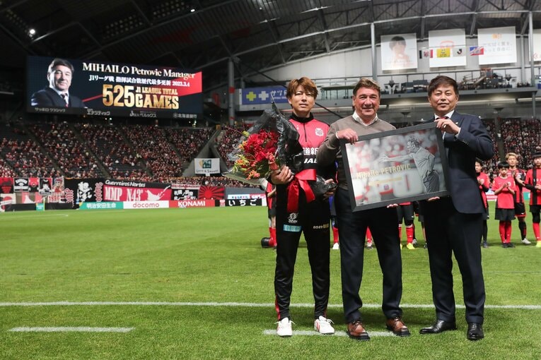 今年3月、西野朗が持つJ1最多指揮試合記録を更新したペトロヴィッチ監督。杉浦通訳（左）、三上GMと　©︎J.LEAGUE