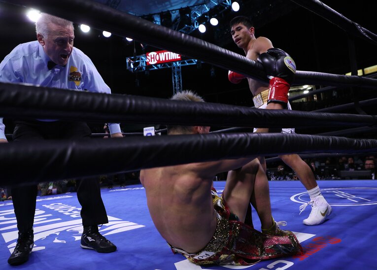 倒される勅使河原　©Getty Images