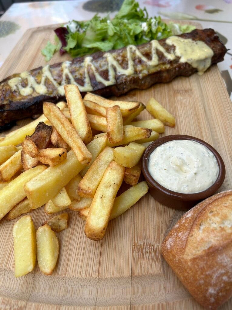 こちらはニースの豚肉リブとポテトフライ、サラダ