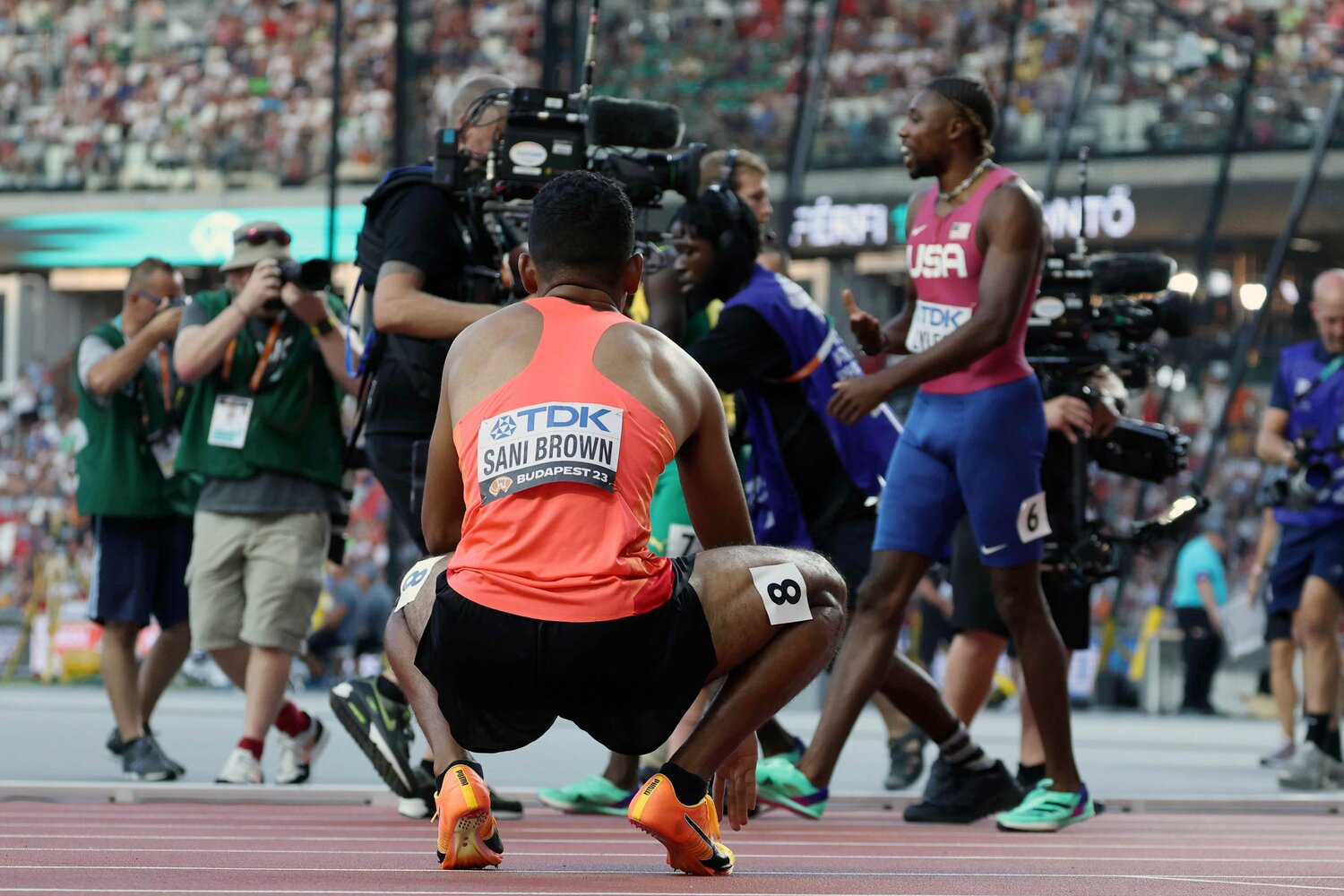 100m決勝のレース後にしゃがみ込むサニブラウン。視線の先には優勝したノア・ライルズの姿が… ©︎JIJI PRESS