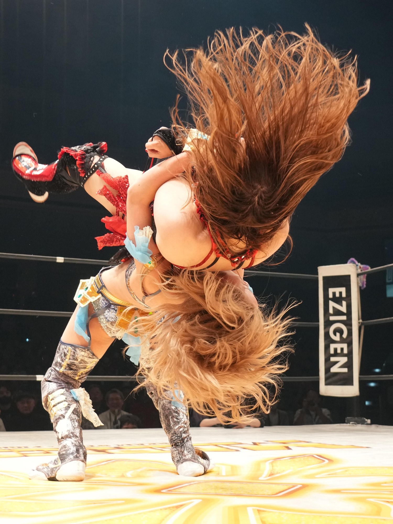 青野未来をクロスアームスープレックスでフォールしたビクトリア弓月　©Essei Hara