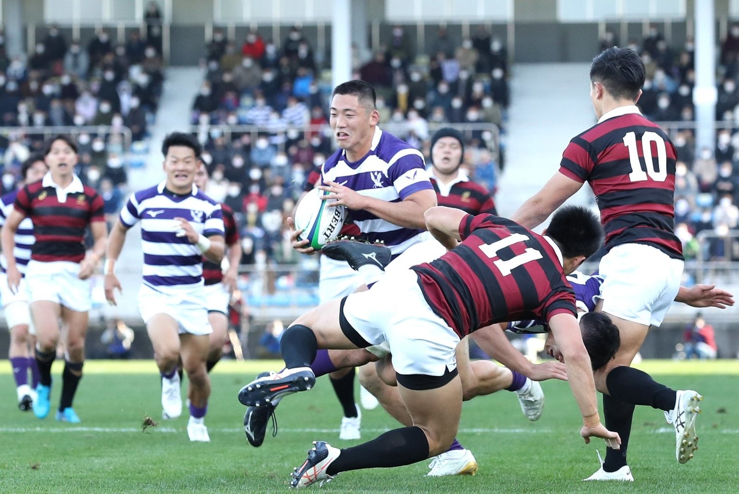 12月6日の早明戦。前半、突進し、トライを決める明治・石川貴大。試合は34-14で明治が圧勝した ©Sankei Shimbun