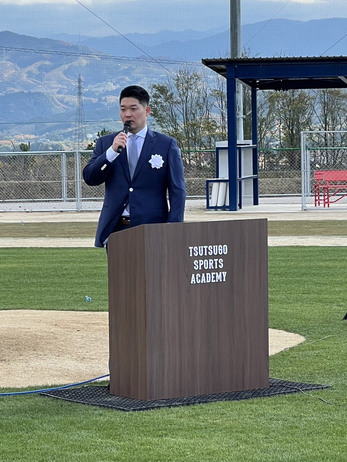 「YOSHITOMO  TSUTSUGO SPORTS ACADEMY」（筒香スポーツアカデミー）の竣工式で挨拶をする筒香　©︎Yasushi Washida