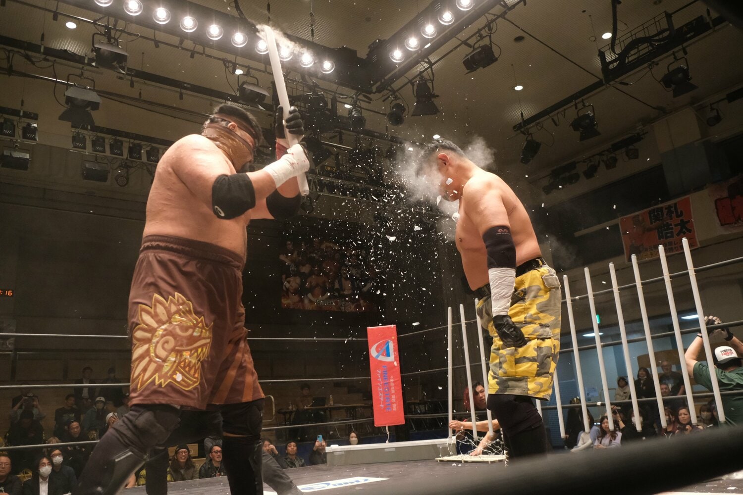 日本での師匠とも言えるマンモスと蛍光灯で殴り合う