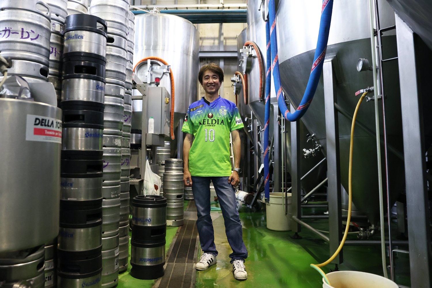 工場に立つ岩本さん