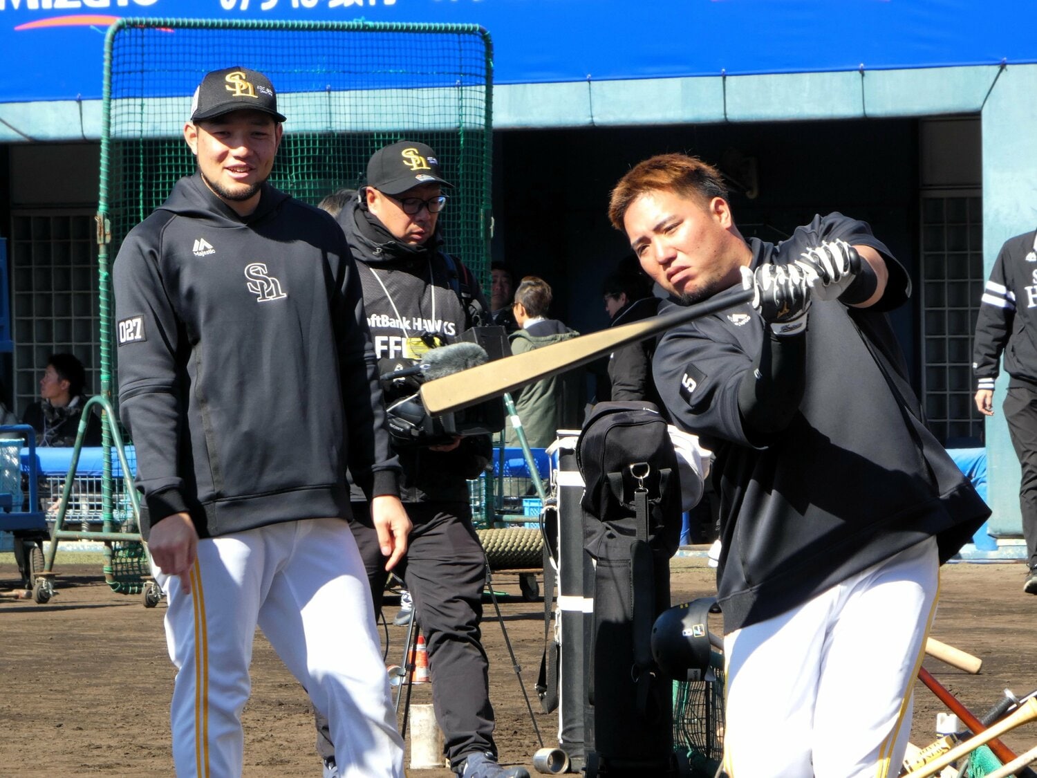 大学の先輩・山川穂高のティー打撃を手伝う菊池コーチ ©Kotaro Tajiri