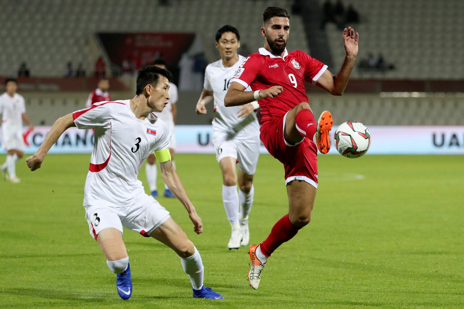 2019年のアジア杯でレバノンの選手とマッチアップするチャン・グクチョル(左) ©AFLO