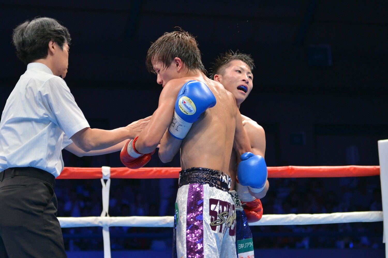 10回、試合終了のゴングで抱擁。健闘をたたえ合った2人　©AFLO