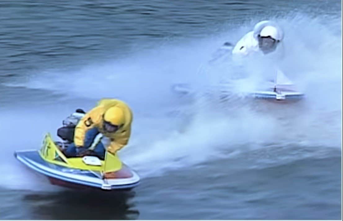 1995年の第10回グランプリ優勝戦、植木通彦が最後のターンでわずかに中道善博の前に出た（提供：BOAT RACE振興会）