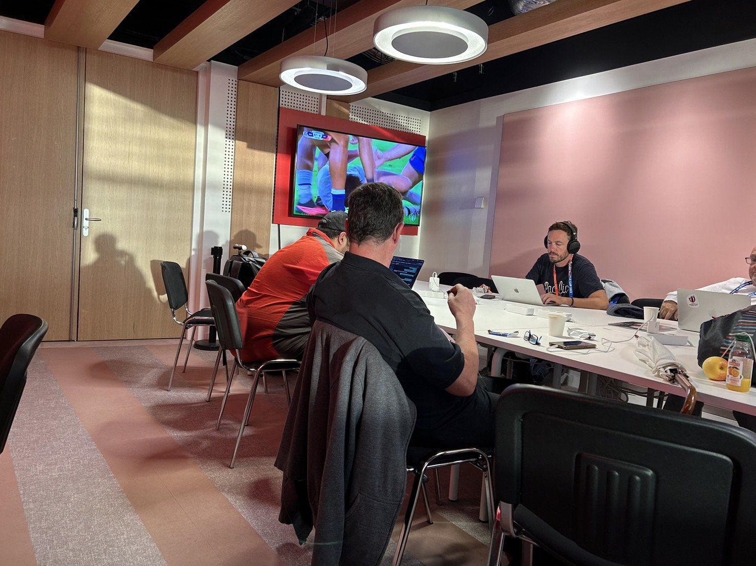 こちらは、パリでの試合前の記者室。夕日が筆者の影をうつしている　