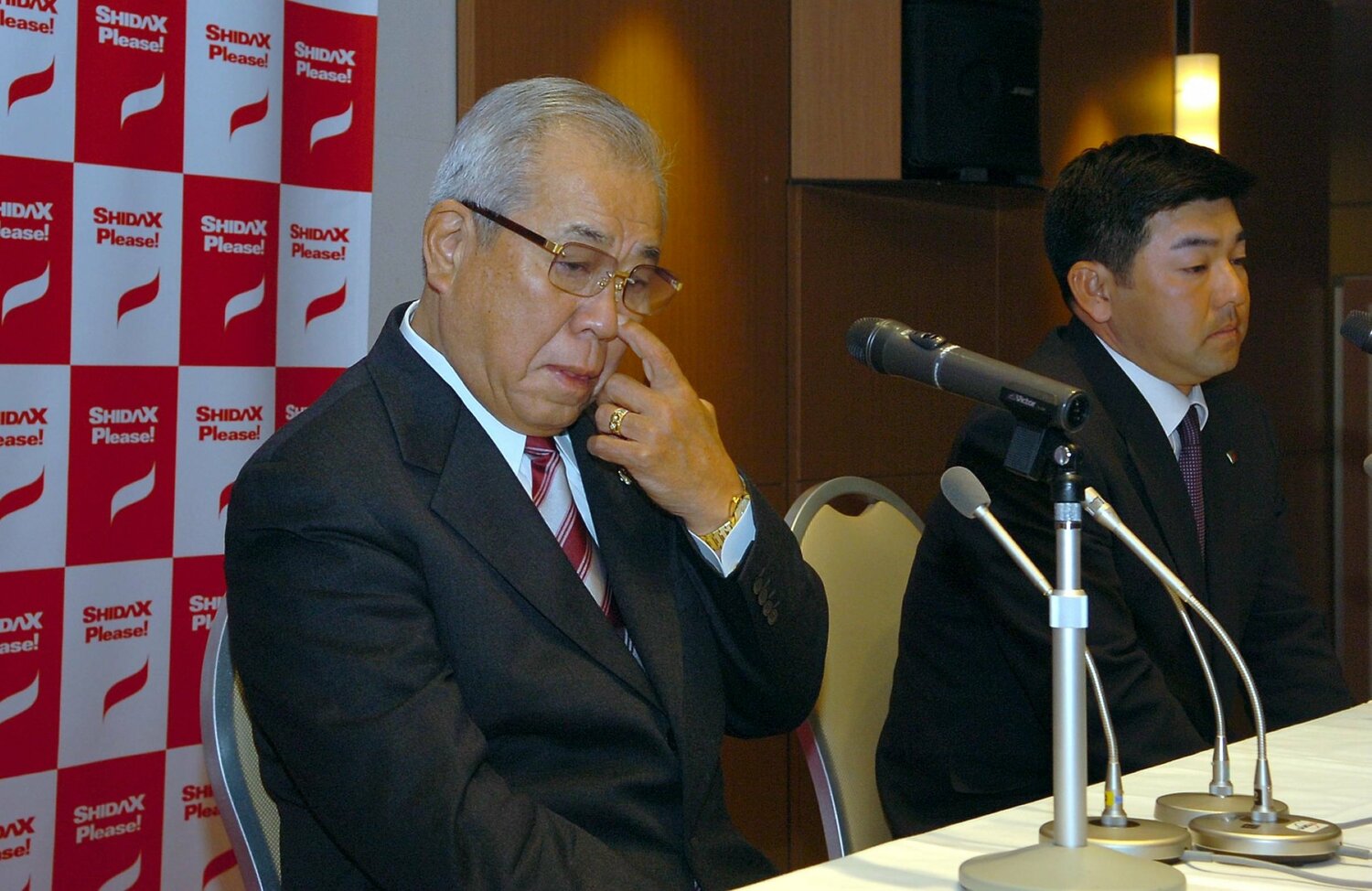 写真は2005年12月19日、シダックス新監督発表会見で。楽天監督に就任した野村克也は、シダックスを田中善則新監督に託した　©Sankei Shimbun