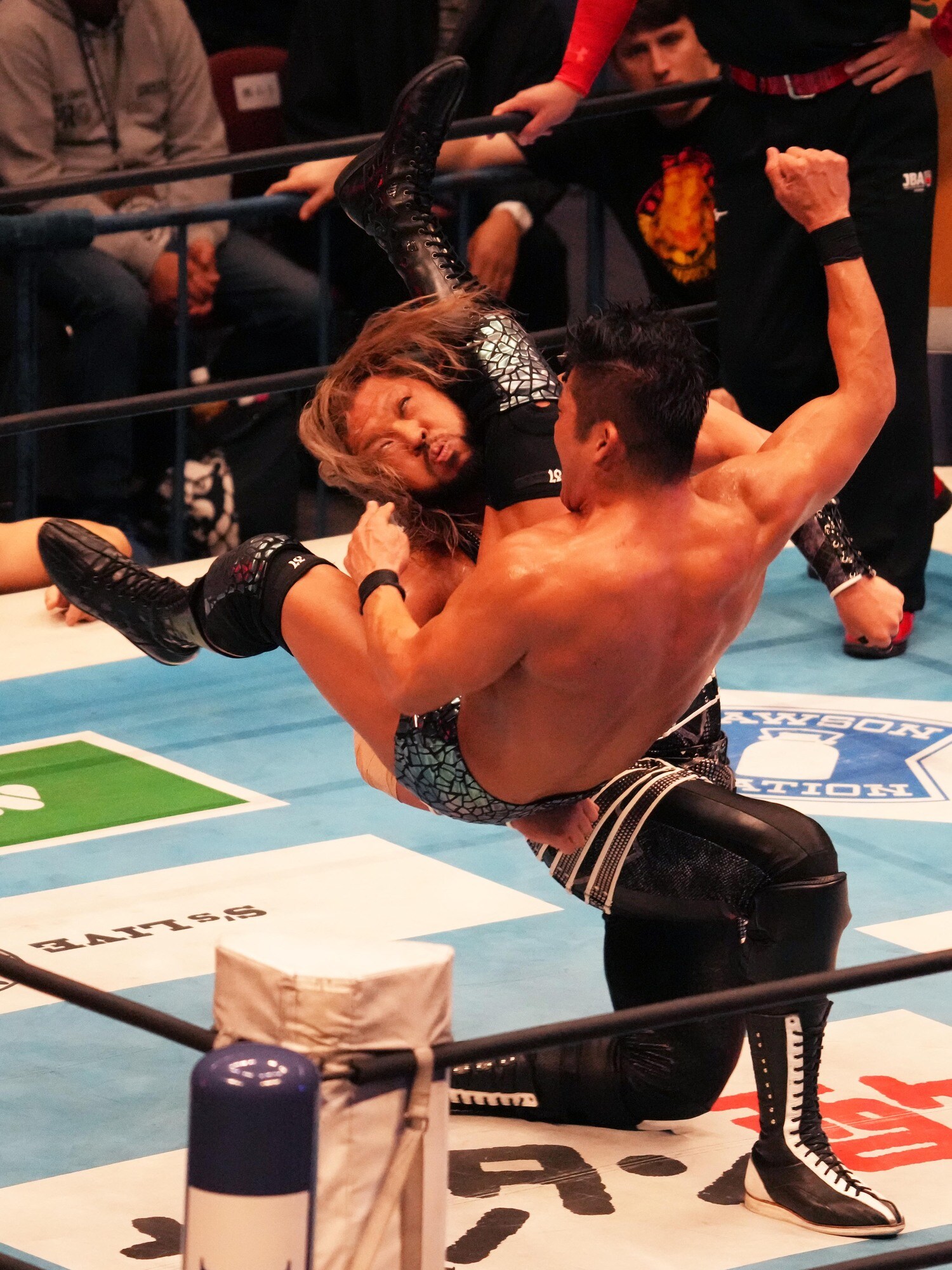 ３発目のシャイニングウィザードを放つSANADA