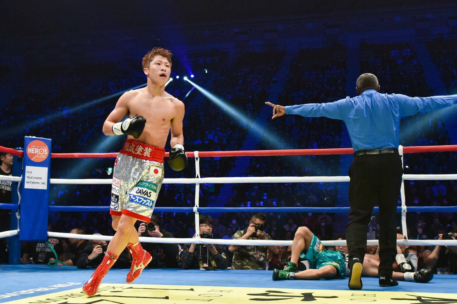 決着の瞬間。大橋秀行会長は一度目のダウンで試合を止めなかったレフェリーに激昂した　©Hiroaki Yamaguchi