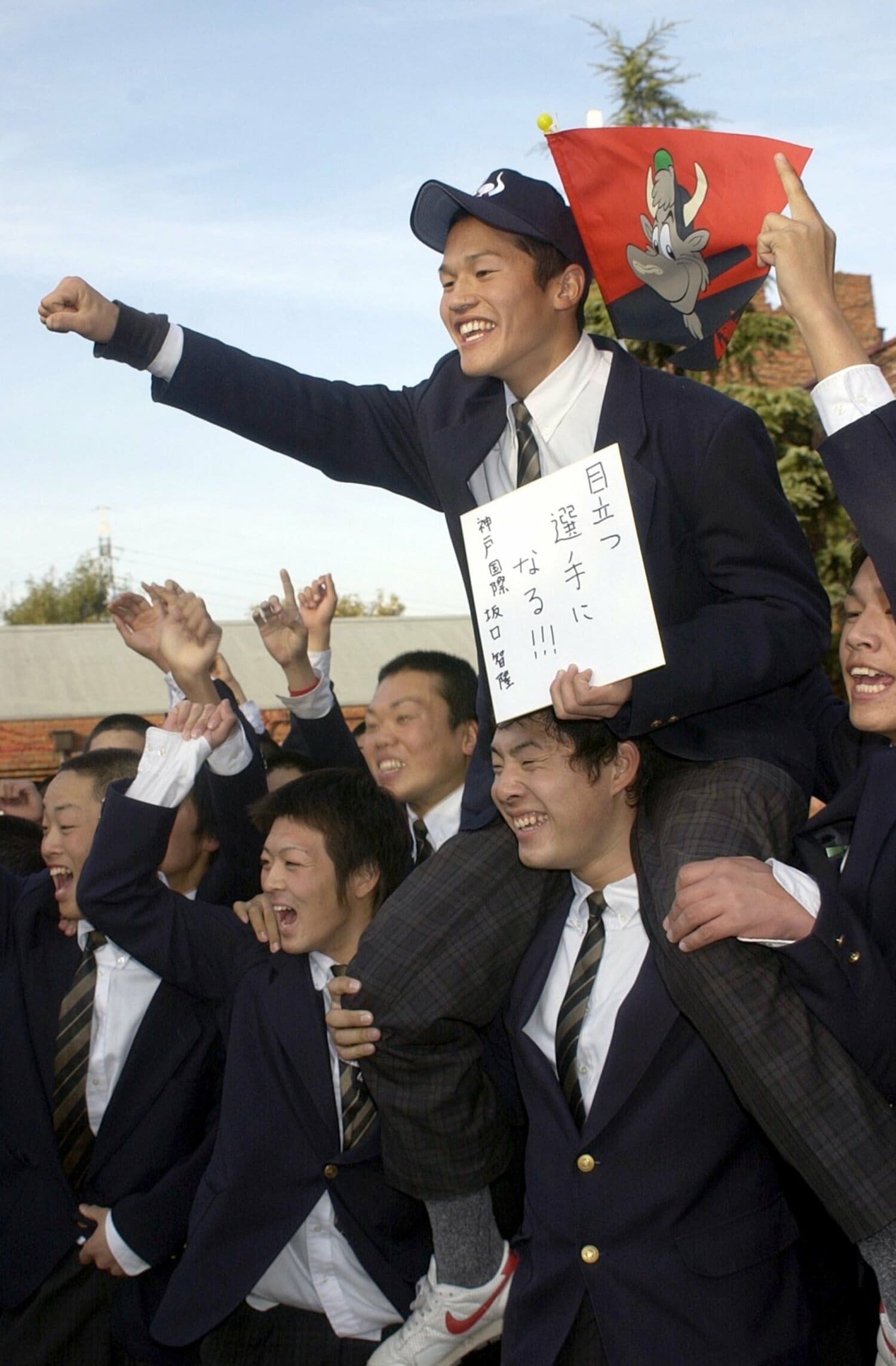 「近鉄最後のドラフト１位指名」だった坂口。ドラフト会議当日は、チームメートに祝福され、色紙に「目立つ選手になる」との決意を記した　©︎SANKEI SHIMBUN